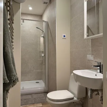 Modern On Bauskas Street With Free Parking Appartement Riga